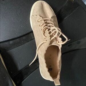 Women's Tan Lace-Up Shoes